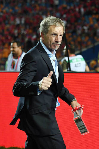 stuart-baxter-head-coach-of-south-africa-gives-a-thumb-up-after-the-picture-id1154163755