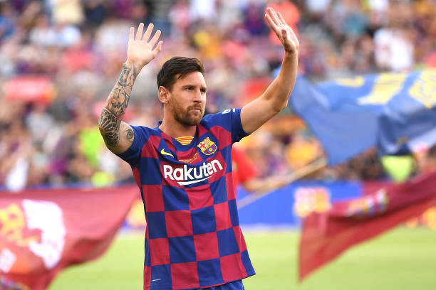lionel-messi-of-fc-barcelona-waves-to-the-crowd-prior-to-the-joan-picture-id1166074663