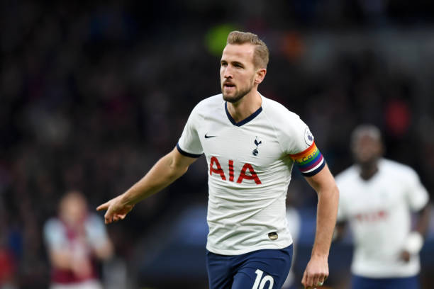 harry-kane-of-tottenham-hotspur-celebrates-after-scoring-his-teams-picture-id1192491320