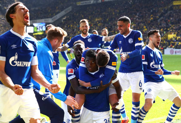 breel-embolo-of-fc-schalke-04-celebrates-with-teammates-after-scoring-picture-id1145469307