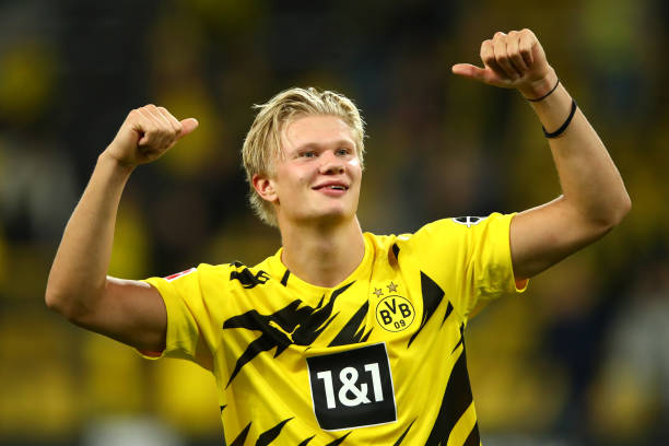 erling-haaland-of-borussia-dortmund-shows-appreciation-to-the-fans-picture-id1273520414